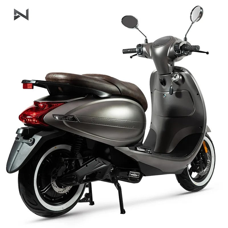 Scuter Electric N-Moto LX06 Verde – Motor BOSCH 2300W, Viteză 25 km/h, Fără Permis, Dimensiuni 1865x700×1113mm, Greutate 90Kg, Autonomie 60 km, Baterie Lithium 60V, COC & EEC + Carte Rar (CIV) + Cadou Tricou N-Moto
